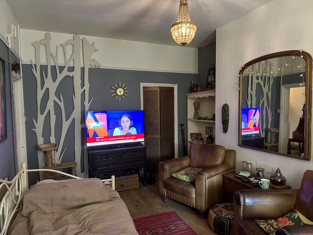 Lot: 105 - BLOCK OF FIVE FLATS FOR INVESTMENT - Basement Flat Lounge